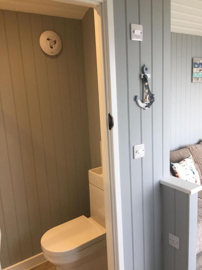 Allibella Shepherds Hut, Amazing Seaview, Private Garden, Pet Friendly Hotel